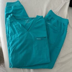 Men’s Jaanuu scrub set
- medium 3 pocket top
- medium jogger pants